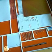 辦公桌抽屜裡的各項文具，那枝筆很好寫，因為不曉得能不能拿就沒帶走了