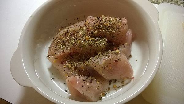 切這樣大小比較好入口，香料隨喜