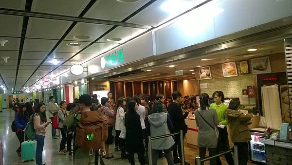 觀光客+下來覓食的上班族=可怕的排隊人潮