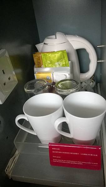藏在床邊的小壁櫥裡(其實就是浴室洗臉台下的空間)