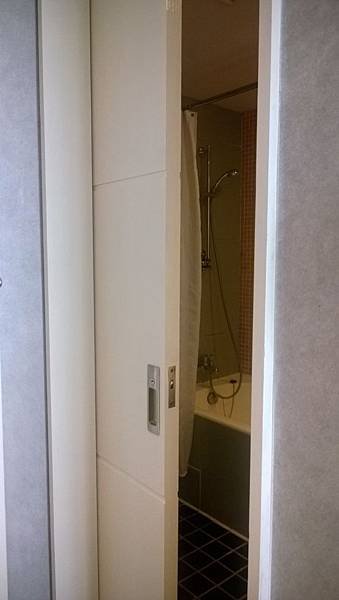 為了省節省空，浴室門用拉門設計