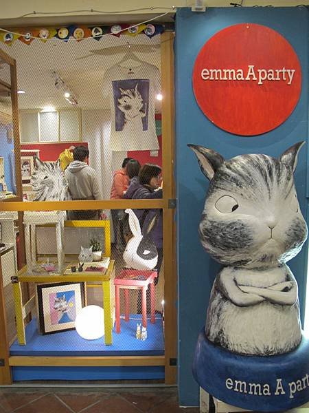 2.1EmmaAparty 位於西門紅樓店面，鎮店之寶 抱胸貓咪公仔