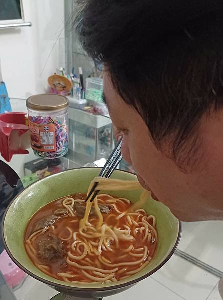 [體驗] 新上市 老協珍牛肉麵 獨創滾刀塊切法 好吃到會上癮