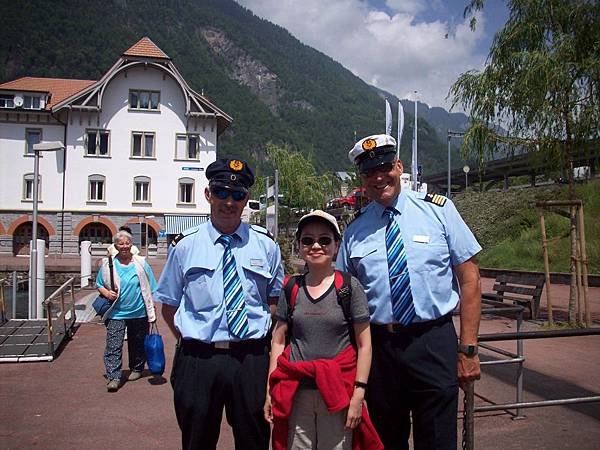 迦恩和船長留影 337.jpg
