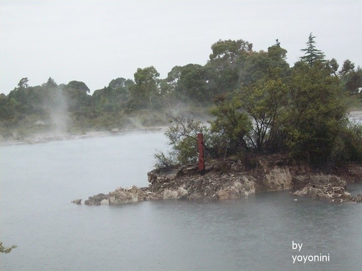 100_3579湖泊因地熱產生雲霧.JPG