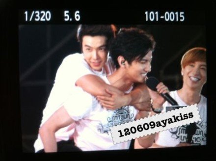 120610  CM2 0609 SMT TW昌珉：幹嘛跳到我背上啊？下去！