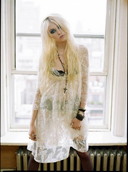 taylor-momsen-e1277176917187.jpg