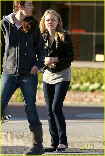 dakota-fanning-and-tory-burch-reva-ballerina-flats-gallery.jpg