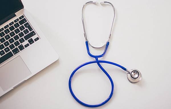 computer-desk-laptop-stethoscope-48604.jpg