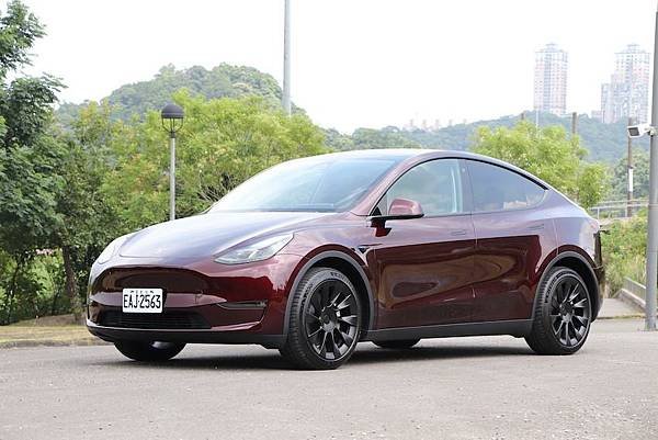 多達 13 層車漆加價 9.8 萬元！Tesla Model