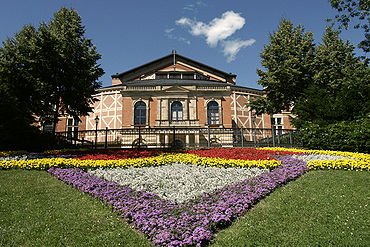 370px-Bayreuth_Festspielhaus_2006-07-16