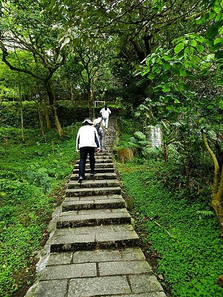 《台北市》六巨石~北星寶宮登山口，是條較輕鬆的路徑