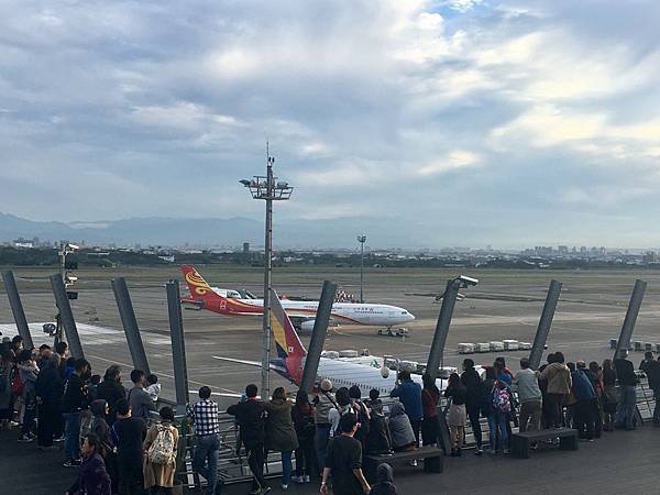 桃機觀景台看香港航空