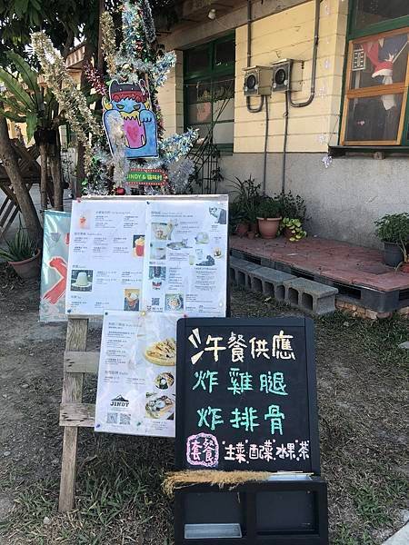 〖台中美食〗內有萌貓的眷村老屋咖啡廳・貓叫村・假日才有的午餐