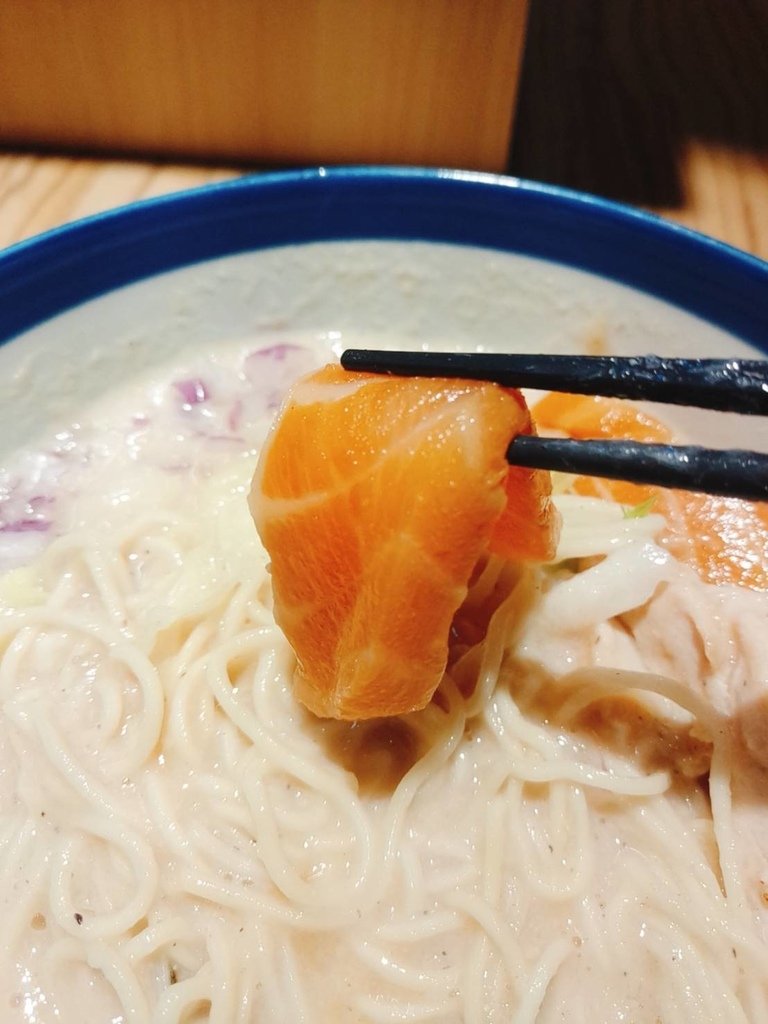 繁盛特濃鮭白湯生魚片