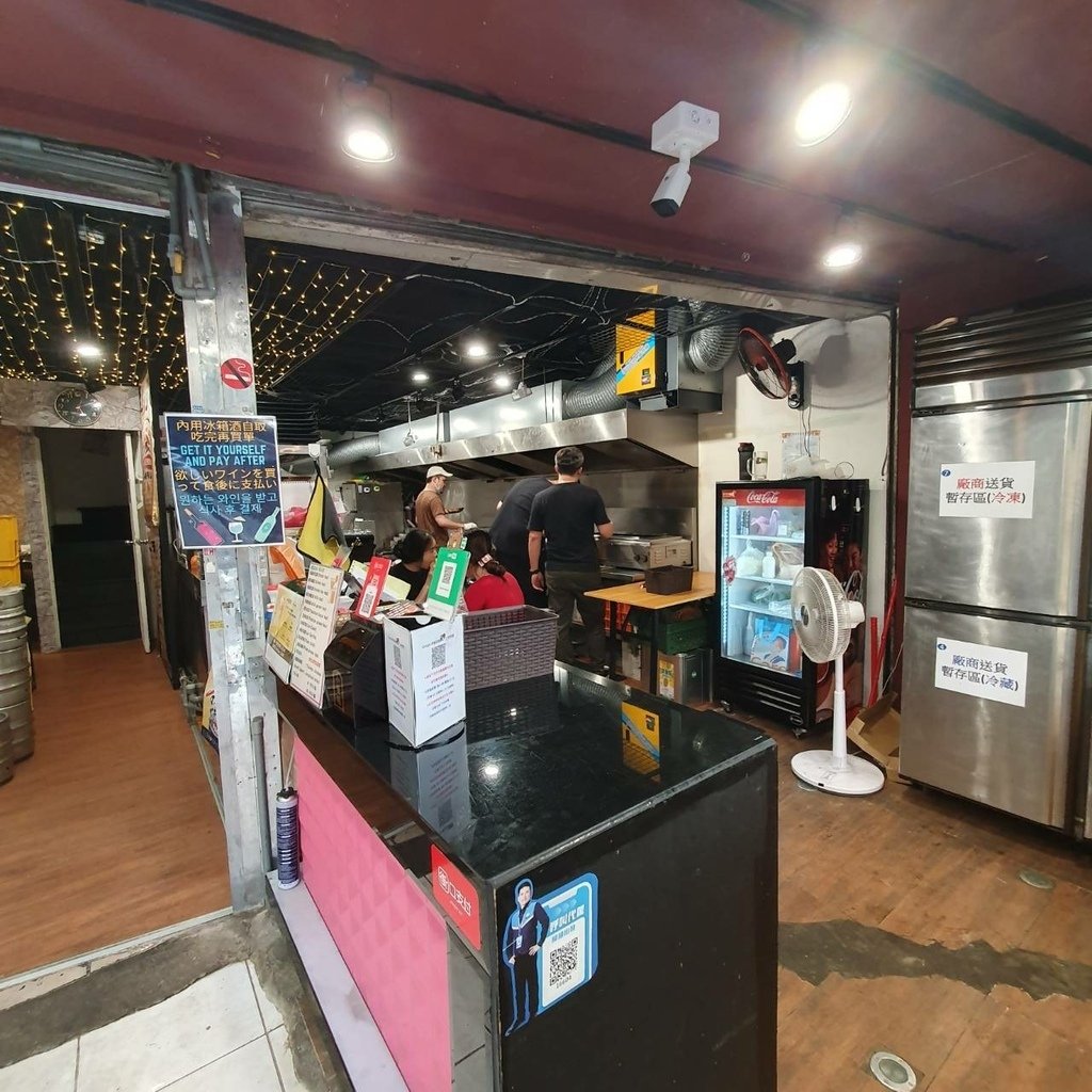 台北士林美食。士林串燒。士林夜市平價串燒。逛累了坐著聊吧。私