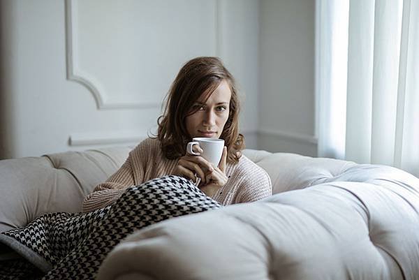 photo-of-a-woman-drinking-coffee-on-white-ceramic-mug-3775129.jpg