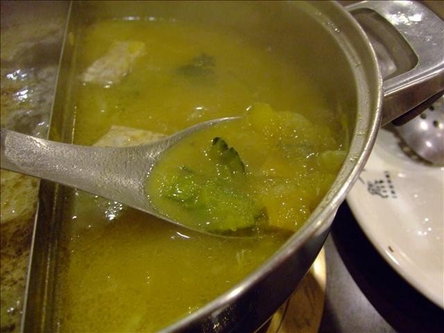 加了一大盤南瓜之後的南瓜牛奶鍋