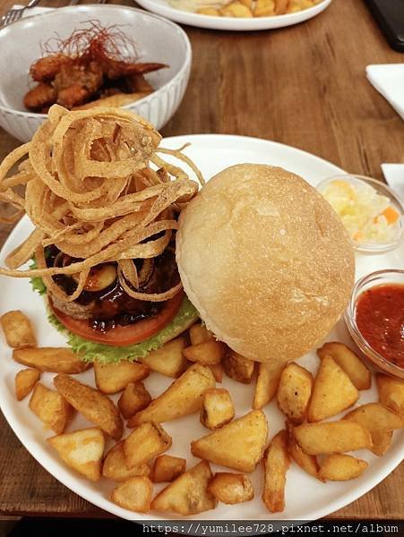 [信義區美食|吳興街美食]wakuwaku burger 101店_台北漢堡店_炸洋蔥富士山牛肉堡