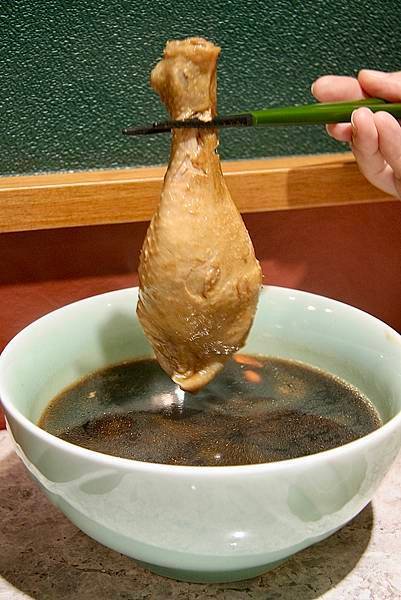 【美食】一試成主顧「一味難求」台北東區美食｜黃金蔥酥雞腿肉飯