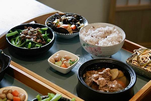 【美食】台中南屯巷弄中的世外桃源「田寮農莊」池塘景觀餐廳｜訂