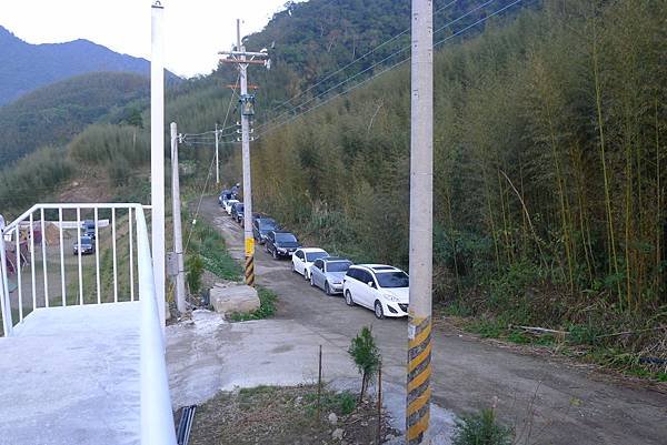 後花園後方的產業道路