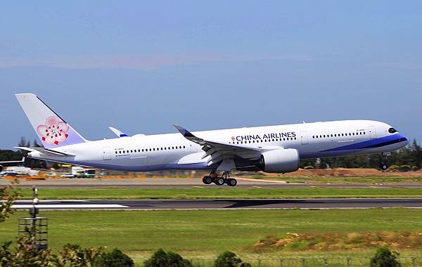 China_Airlines_A350-941_B-18901_Landing_in_TPE_2016-10-01_(cropped).jpg