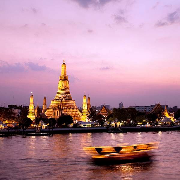 Wat-Arun-at-sunset-overlooking-the-Chao-Praya-River-Bangkok-Thailand.jpg