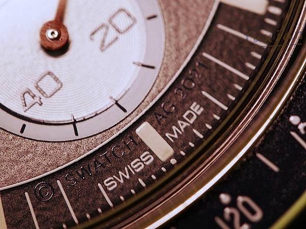 OMEGA x SWATCH : Mission on Ea