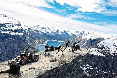 Shining at Trolltunga.jpg