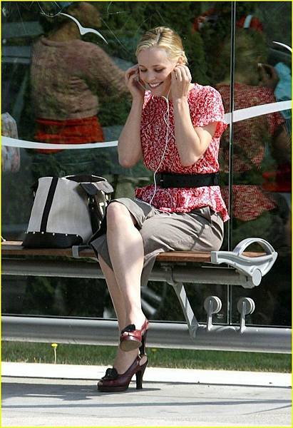 rachel-mcadams-bus-stop-09.jpg