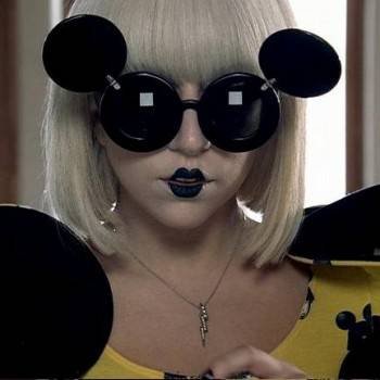 Lady-GAGA-paparazzi-flip-up-mickey-mouse-gozlugu__29208396_1.jpg