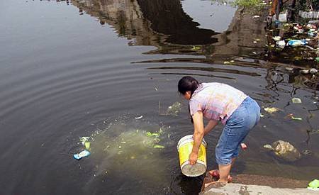 鑑湖水面漂滿垃圾