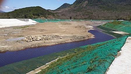 恆春滯洪池水變紫又變紅　民眾恐慌.0001