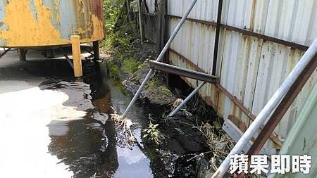 溪水臉黑了　地下工廠洩3噸廢油