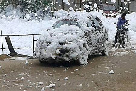 印度水汙染嚴重 湖面浮出「易燃雪」11