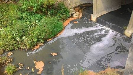 溪水染紅！金屬廠偷排酸液污染後勁溪