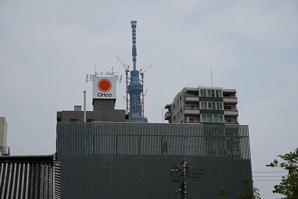拍完觀音寺之後，一轉頭就看到正在興建中的東京新地標，天空樹