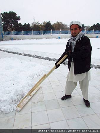 Hazrat Shrine的掃雪人