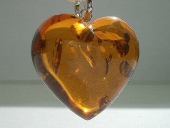 heart_shaped_amber_pendant