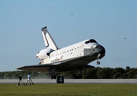 Space_Shuttle_Columbia_lands_following_STS-62_on_18_March_1994..jpg