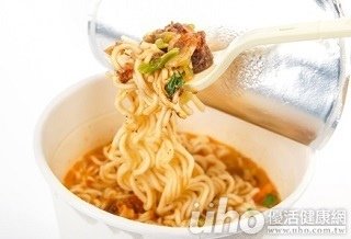 研究：每周吃泡麵容易中風「爆血管」