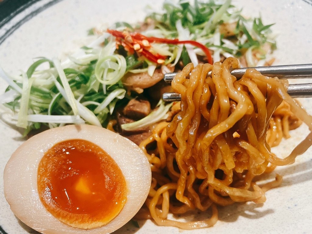 食記 ཾ二鬼麵舖༺台北｜板橋三民店麻辣美食文青麵館x無辣不歡