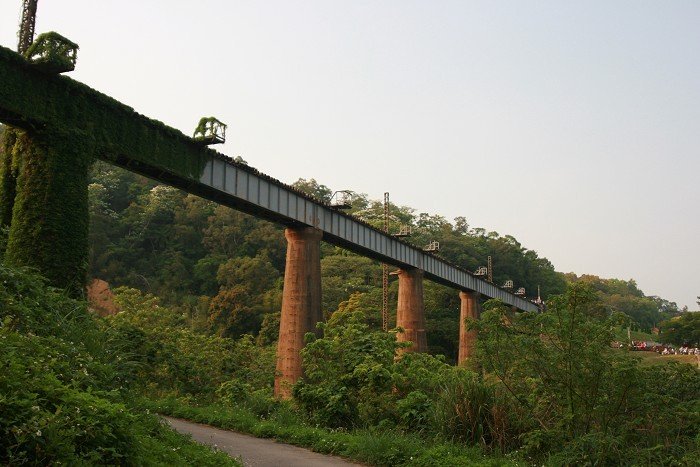 門口走出來就是斷橋