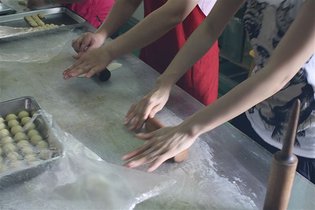 桿牛舌餅，要有耐心，力道要均勻